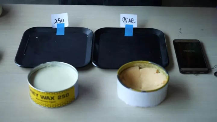 等待模具靜靜放置10-15分鐘，使脫模蠟充分滲透至模具表面