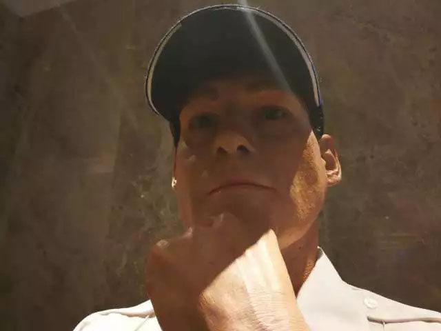 凌厲的眼神流轉(zhuǎn)，目光如炬，手掌的青筋清晰暴出，歲月的紋路無情橫亙——樹脂雕塑《站崗》