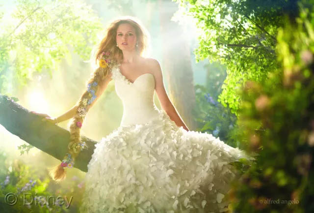假若將玻璃鋼船艇比喻成一位女生，那么膠衣就是她華美的衣裳！