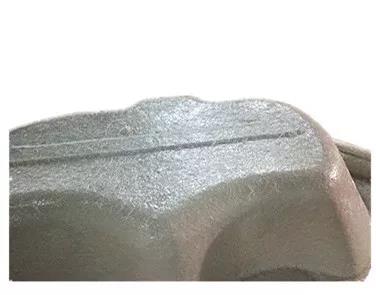 用樹脂和玻璃纖維復合在浴缸胚料的底部，使成型產(chǎn)品有足夠的強度