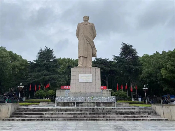 湖南大學，毛主席雕像