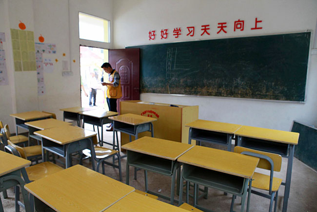 梅嶺小學(xué)僅有20多個(gè)學(xué)生，只有包括1個(gè)校長(zhǎng)在內(nèi)的3個(gè)老師