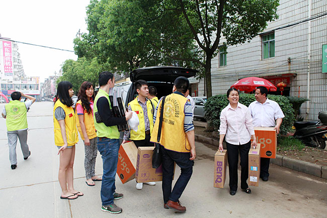 車隊(duì)到達(dá)備田小學(xué)，隨車捐贈(zèng)的物資送到小學(xué)